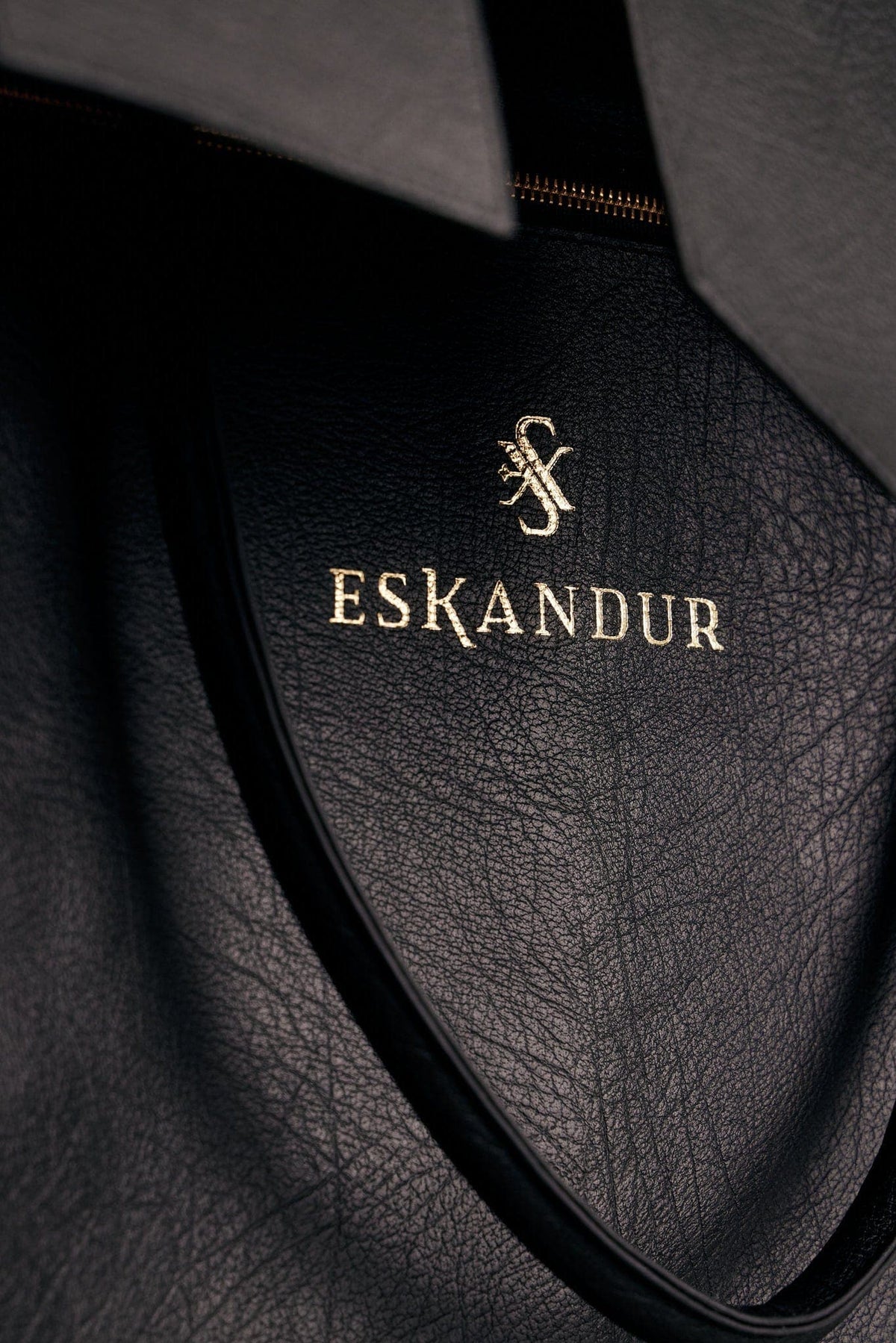 Eskandur Black Leather luxury garment bag with handles