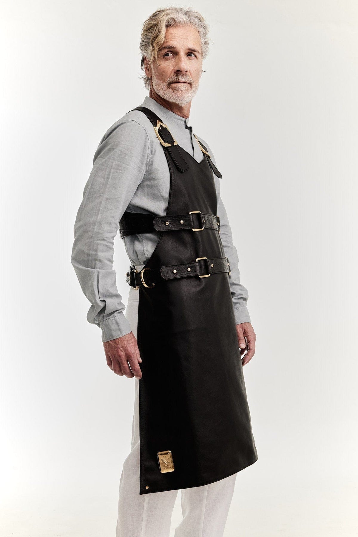 Eskandur men&#39;s black leather luxury premium apron side view gold plate grey haired man