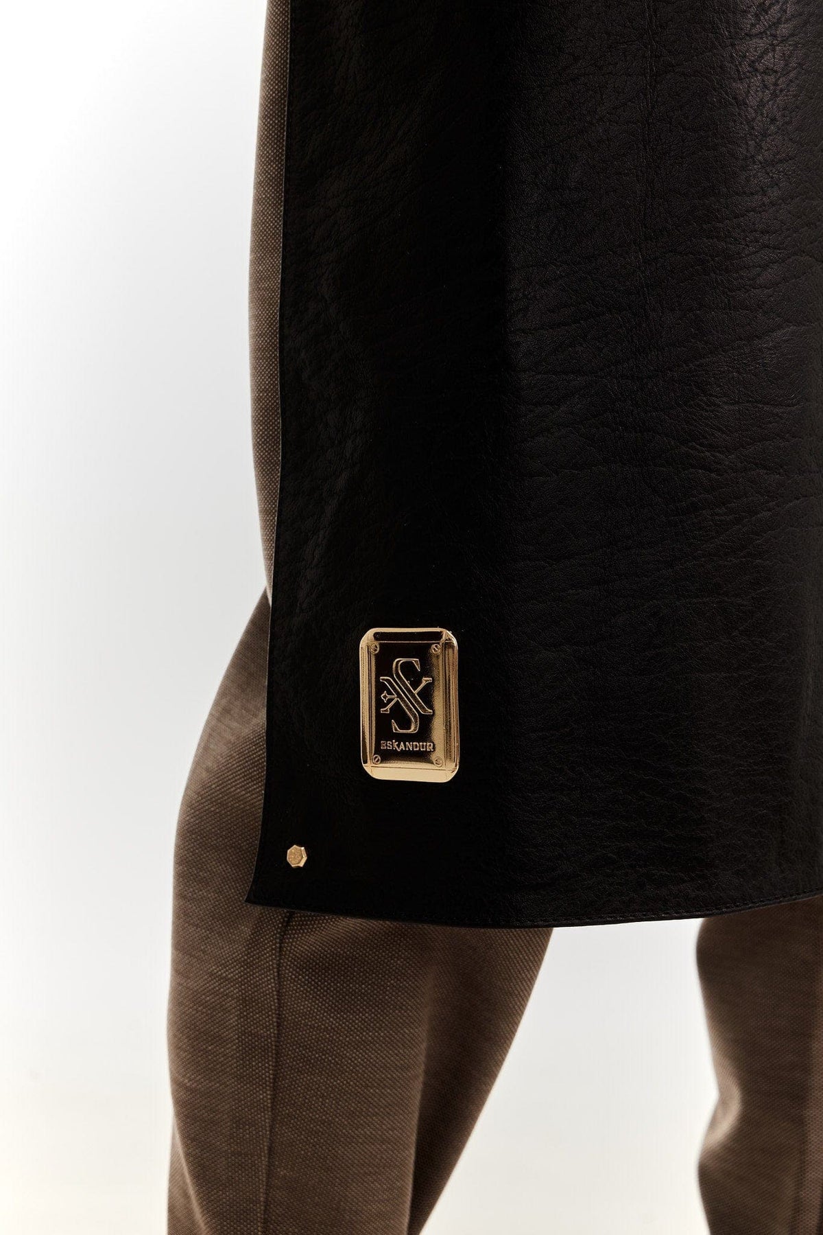 Eskandur men&#39;s black leather luxury premium apron zoom on gold logo plate