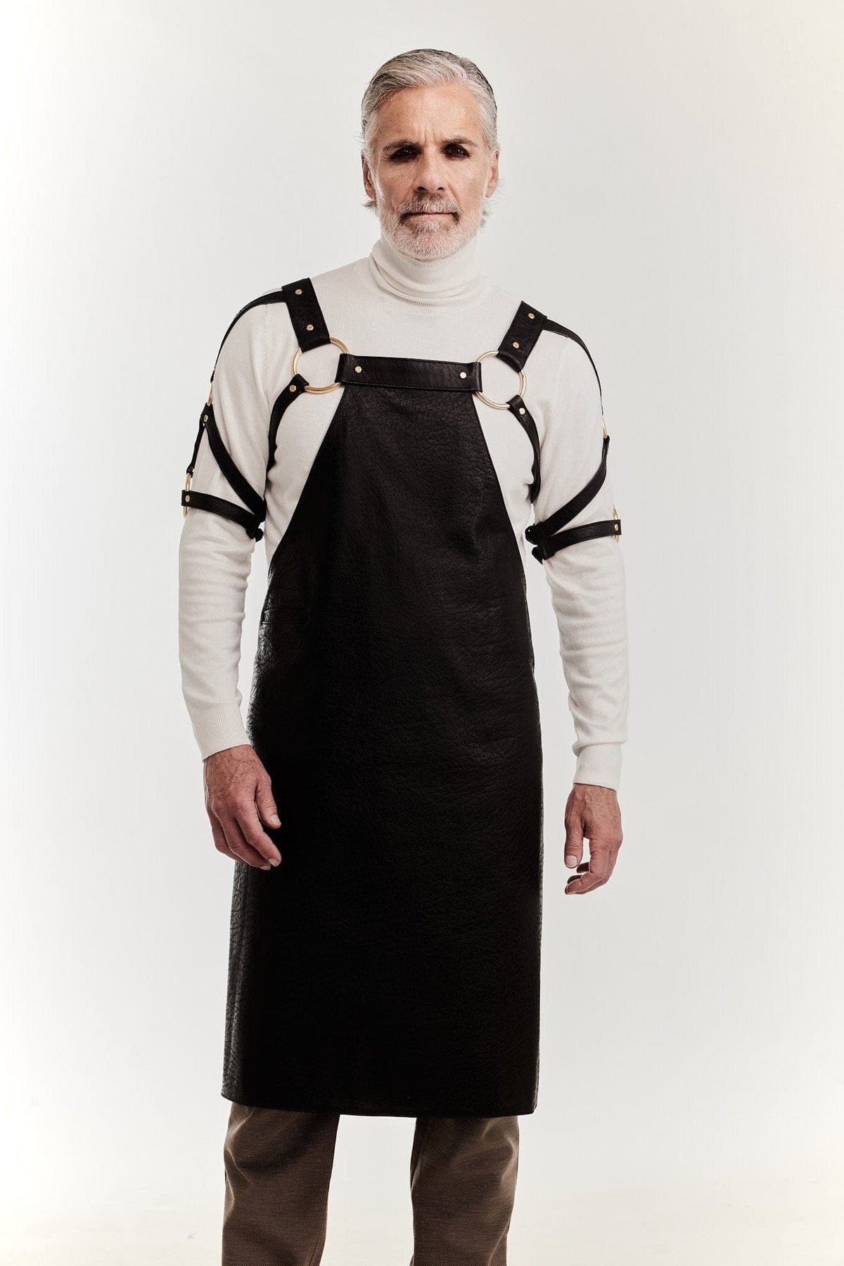 Eskandur men&#39;s black leather luxury premium apron front view grey haired man white shirt gold o-rings