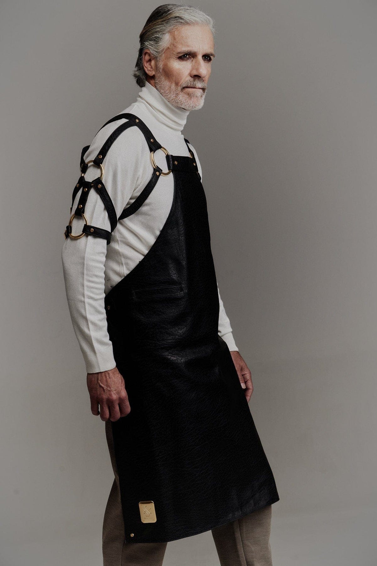 Eskandur men&#39;s black leather luxury premium apron side view grey haired man white shirt gold o-rings and logo plate