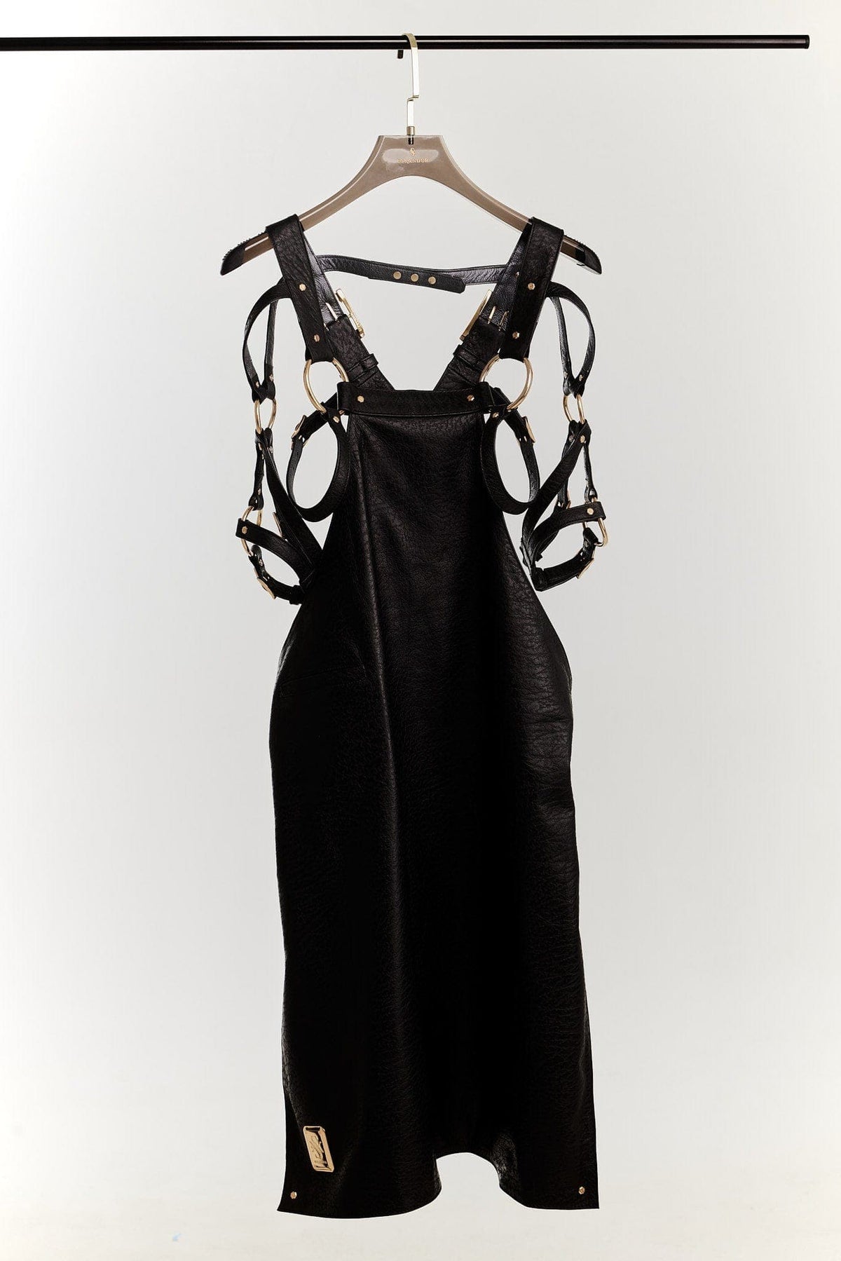 Eskandur men&#39;s black leather luxury premium apron ghost mannequin front view with hanger
