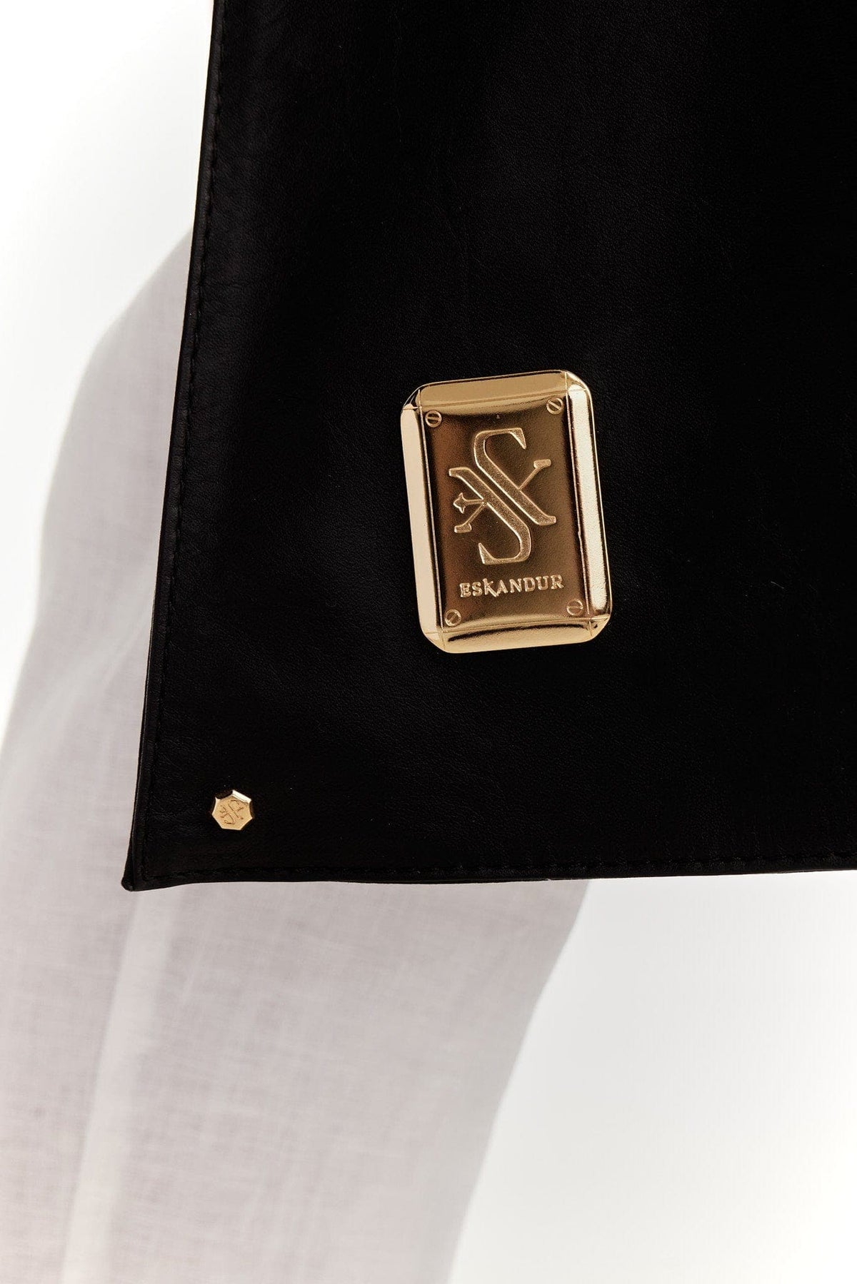 Eskandur men&#39;s black leather luxury premium apron zoom on gold logo plate