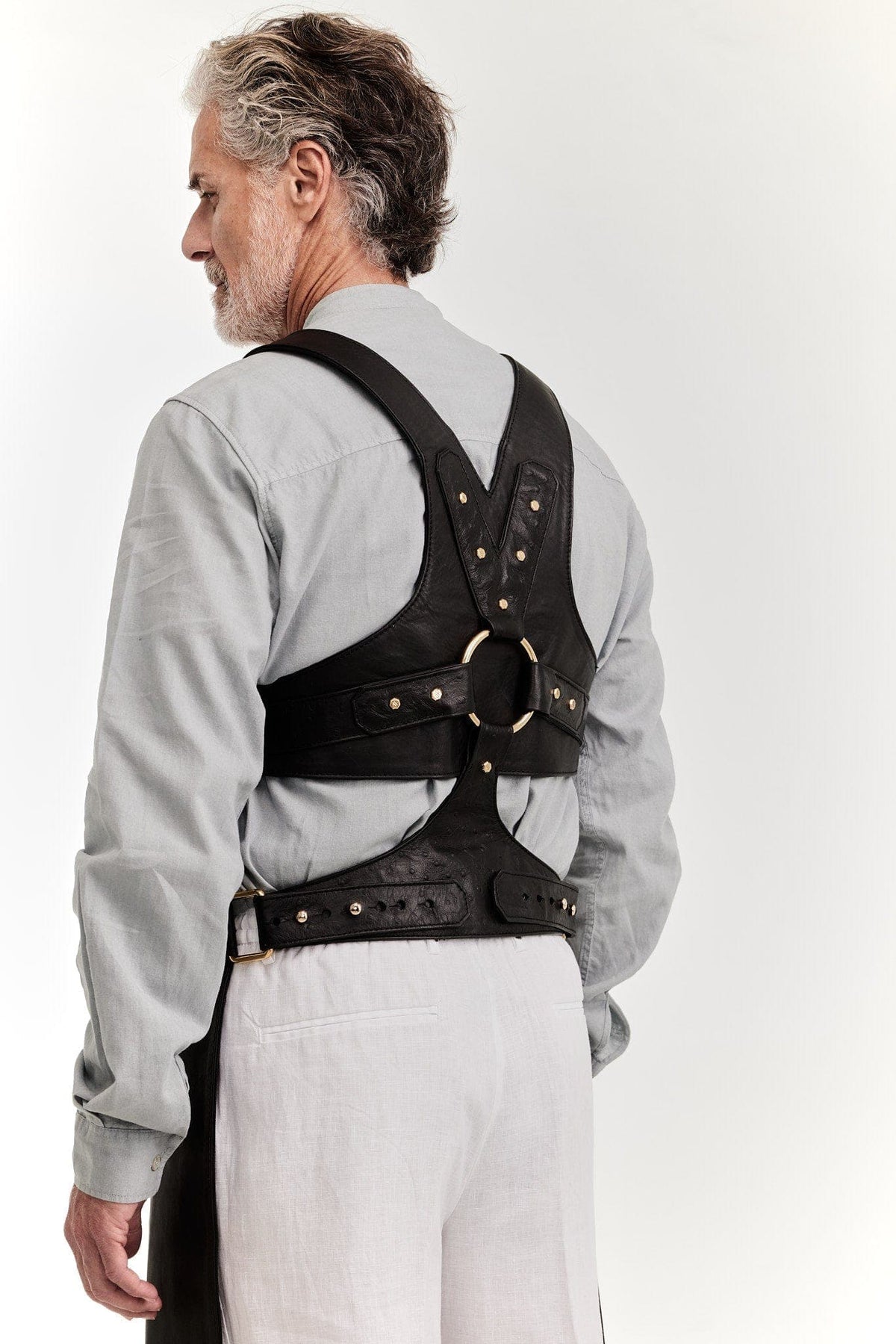 Eskandur men&#39;s black leather luxury premium apron back view with the right hand in the pocket