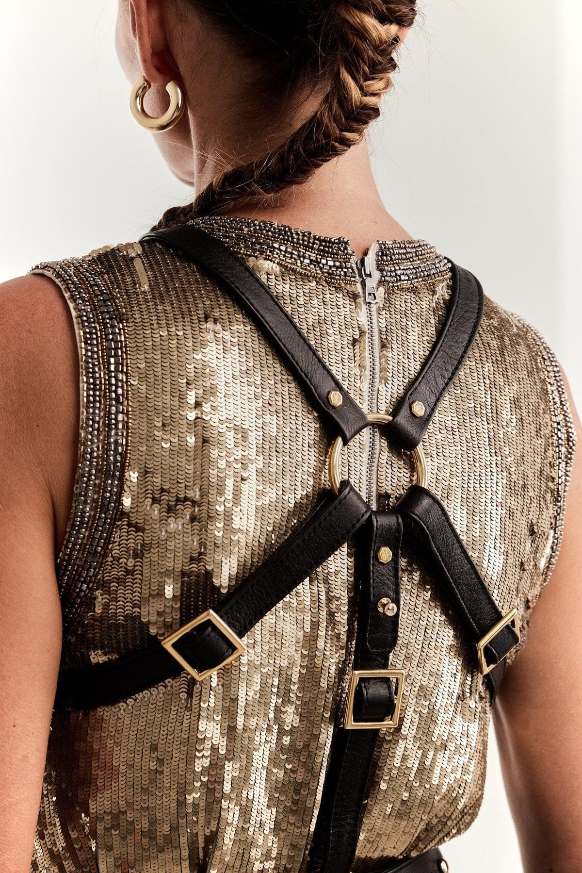 Eskandur women&#39;s Black leather luxury premium apron zoom on back with black straps and gold o-ring