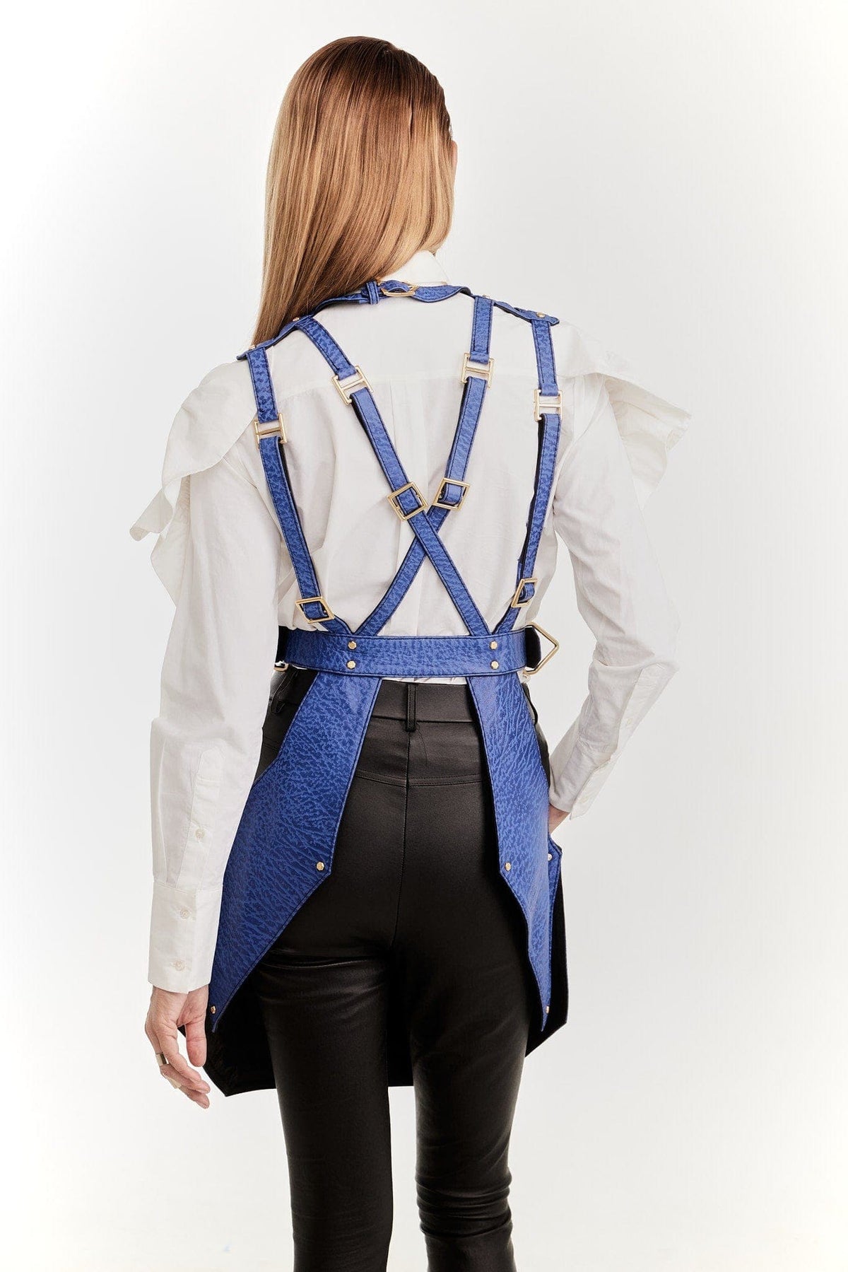 Eskandur women&#39;s blue leather luxury premium apron back view blond haired mannequin with white shirt black right hand in the pocket