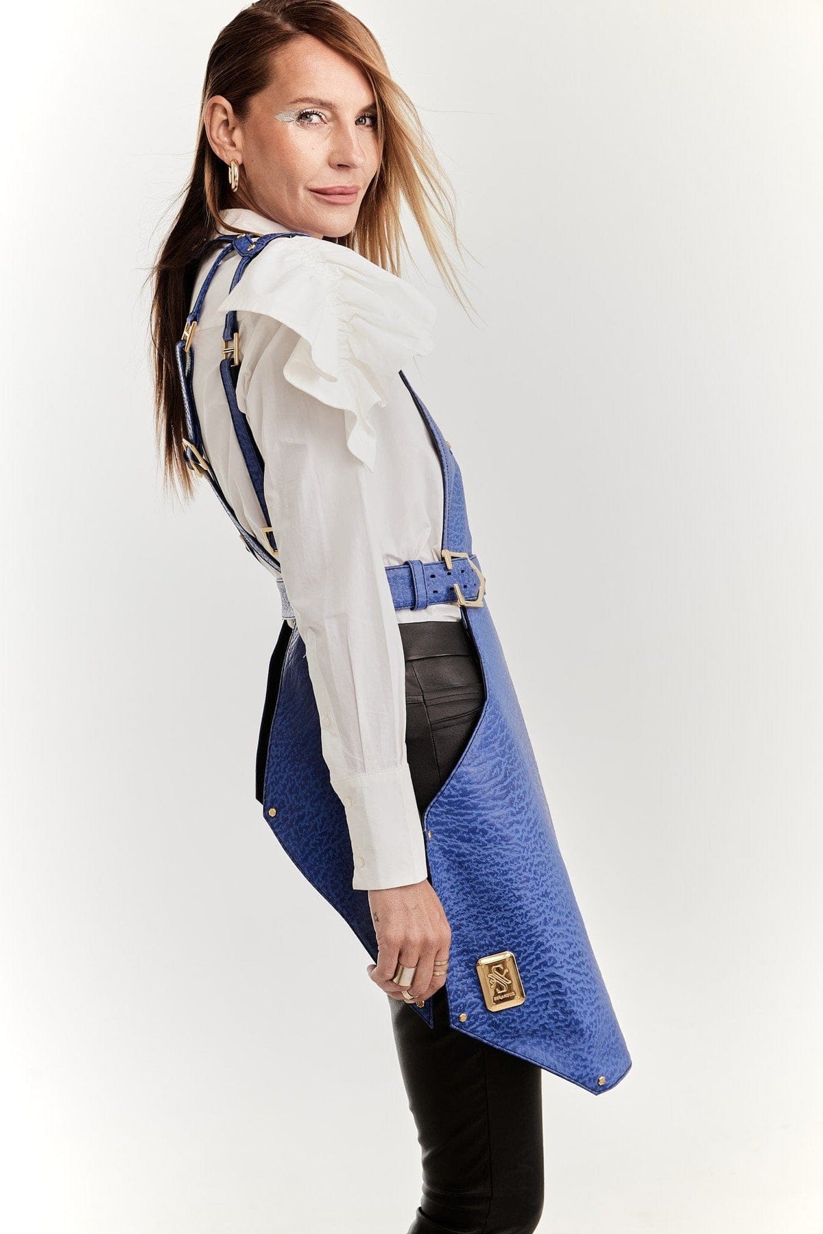 Eskandur women&#39;s blue leather luxury premium apron side view blond haired mannequin with white shirt and gold logo plate