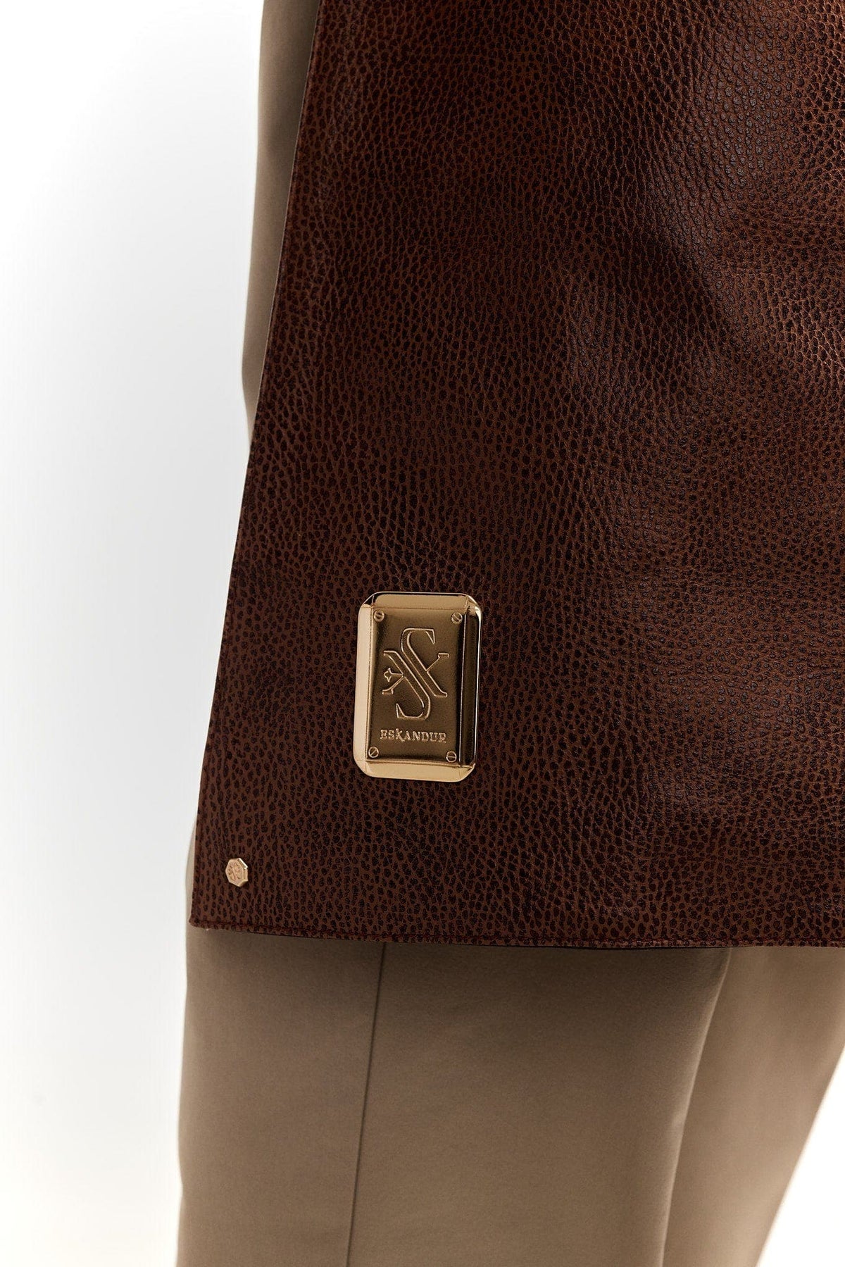 Eskandur men&#39;s brown leather luxury premium apron with logo gold plate zoom