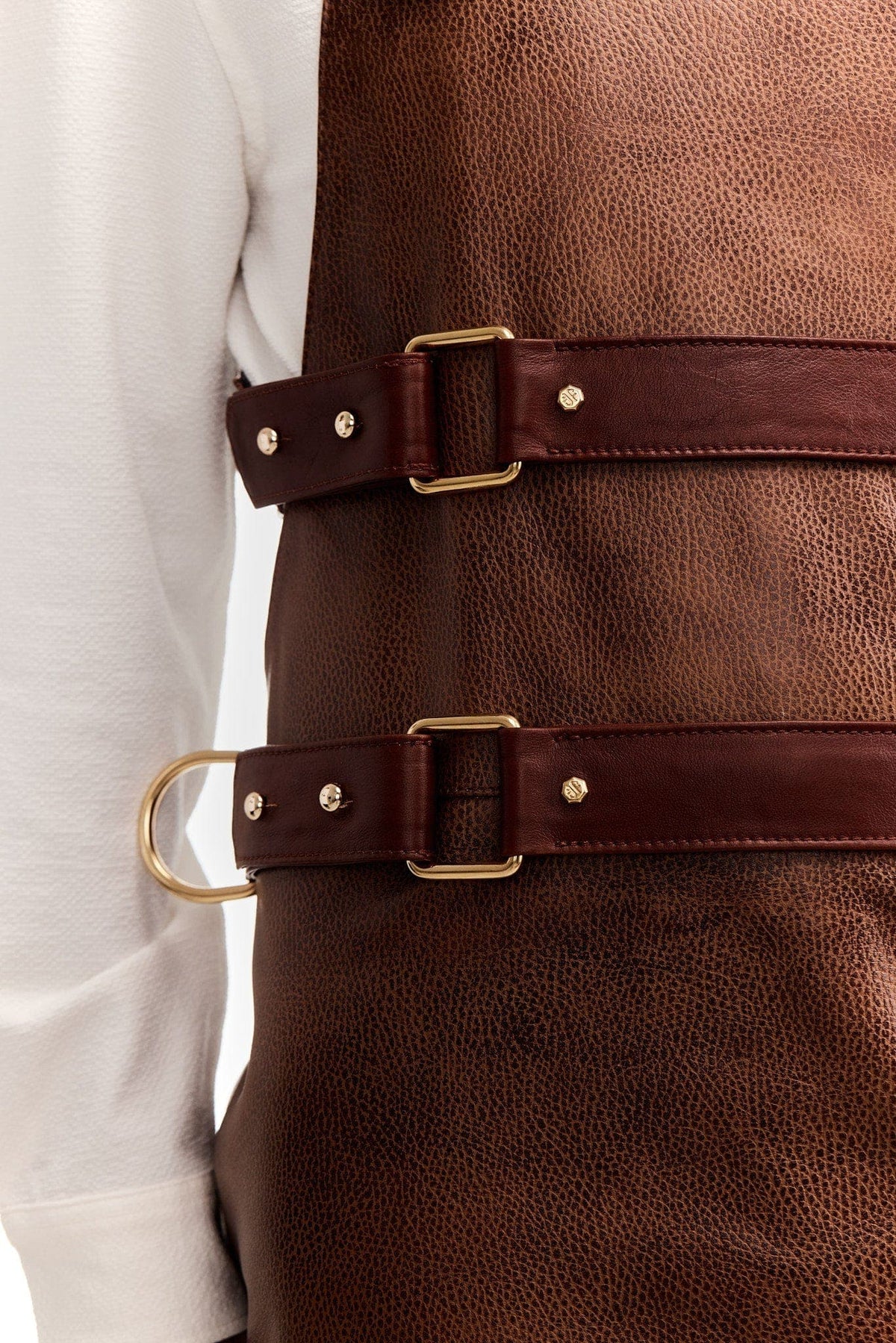 Eskandur men&#39;s brown leather luxury premium apron zoom on front right with one gold D-ring and two square rings