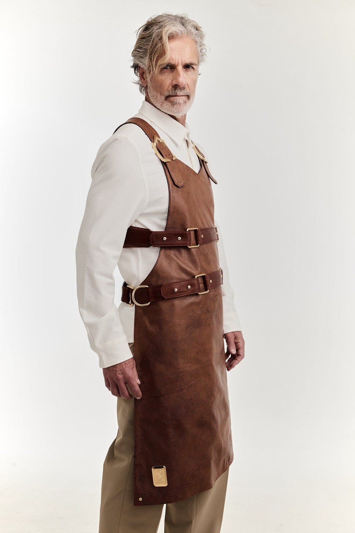 Eskandur men&#39;s brown leather luxury premium apron side view grey haired mannequin with white shirt