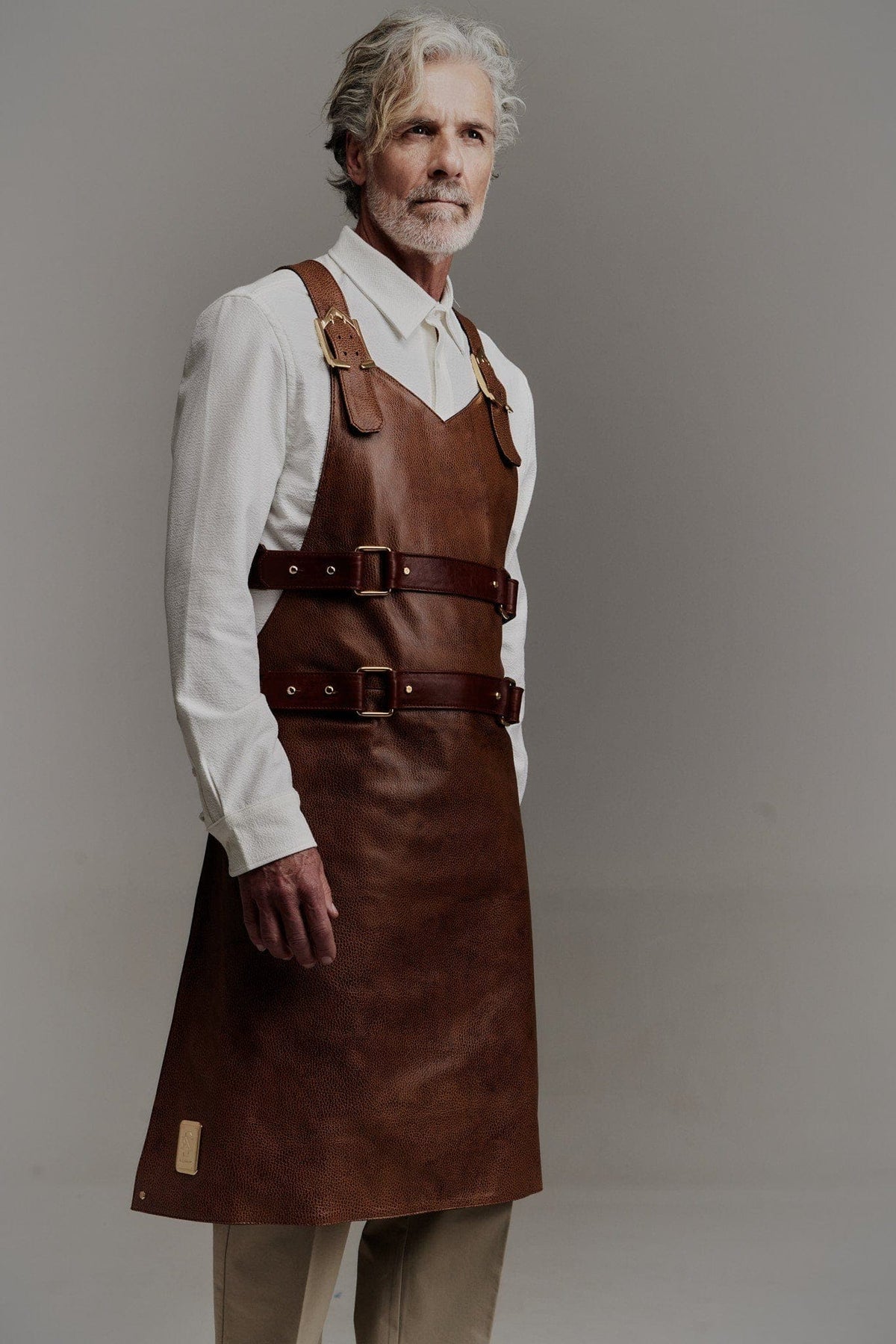 Eskandur men&#39;s brown leather luxury premium apron side view grey haired mannequin with white shirt