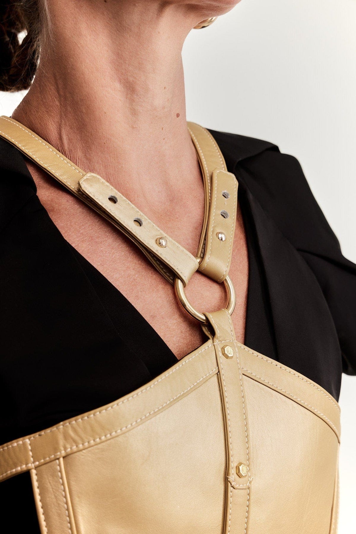 Eskandur women&#39;s gold leather luxury premium apron zoom on woman bust and neck with gold o-ring and rivets
