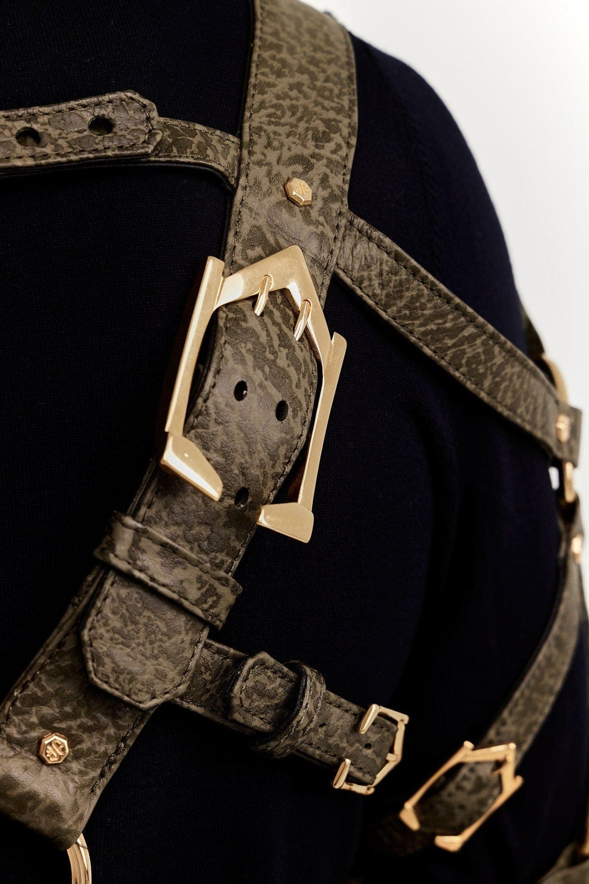 Eskandur men&#39;s green leather luxury premium apron gold buckle straps rivets