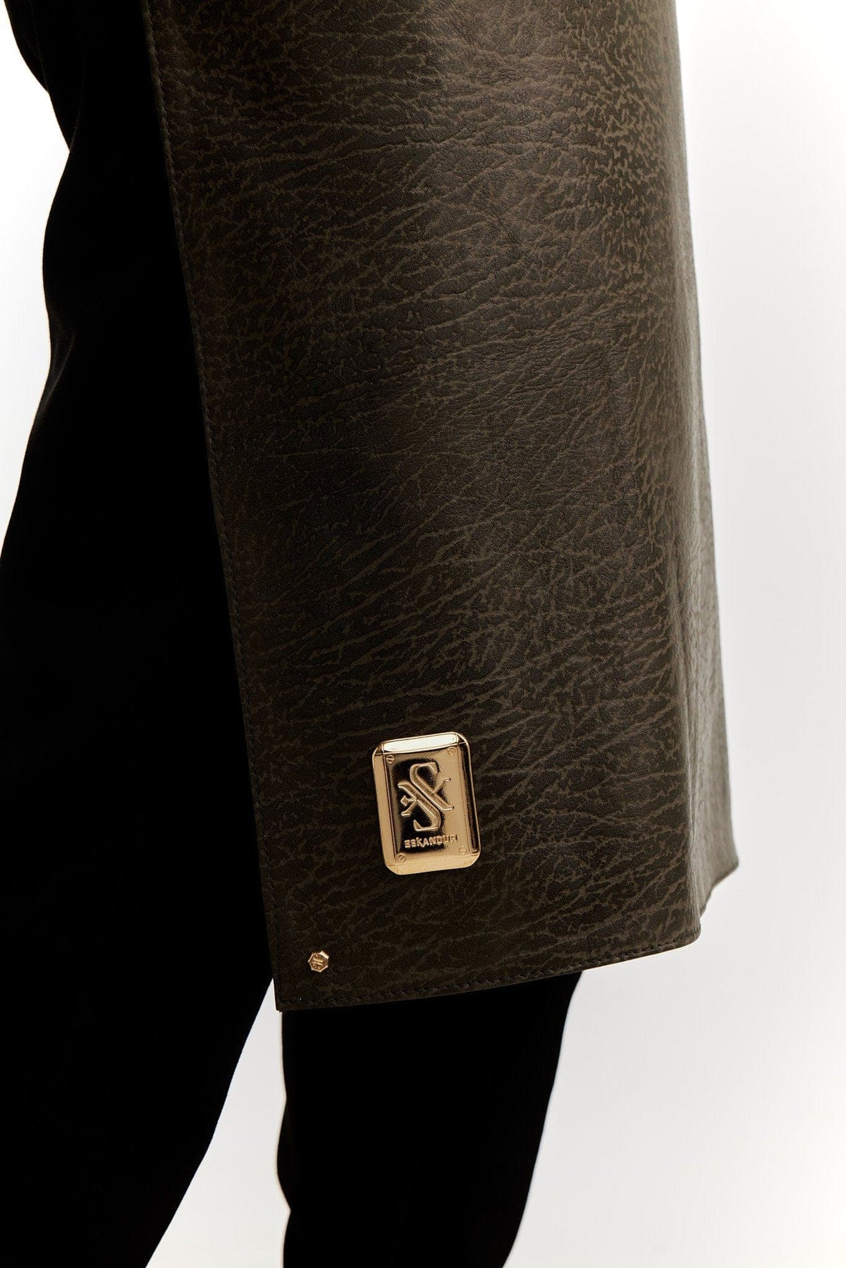 Eskandur men&#39;s green leather luxury premium apron zoom on gold logo plate black pant