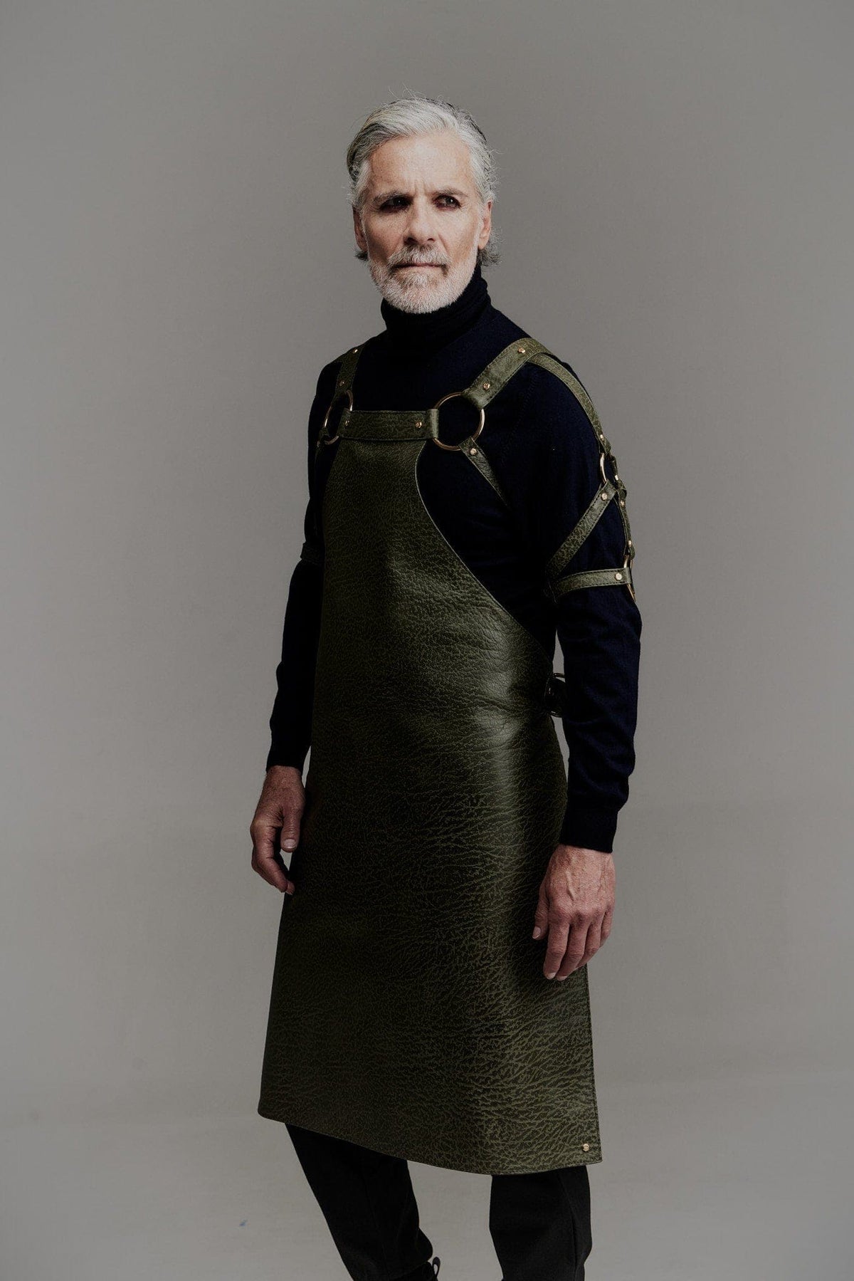 Eskandur men&#39;s green leather luxury premium apron front view grey haired man black clothes gold o-rings
